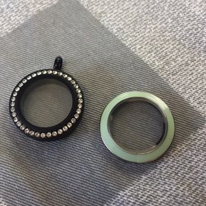 Origami owl medium locket with 2  twist faces